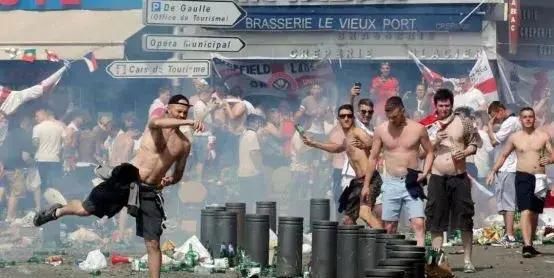  歌手|说唱歌手王以太表演时被观众用香槟喷脸，演出安全应得到重视