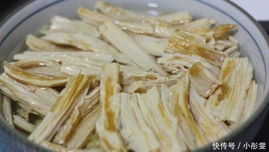 往里面加入|腐竹最好别“直接加水”泡发!总有人做错,导致腐竹软硬不一致