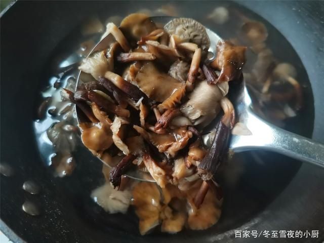 榛蘑炒|东北家常老菜，榛蘑和这个蔬菜一起搭配炒，鲜香脆嫩，秋季下饭菜