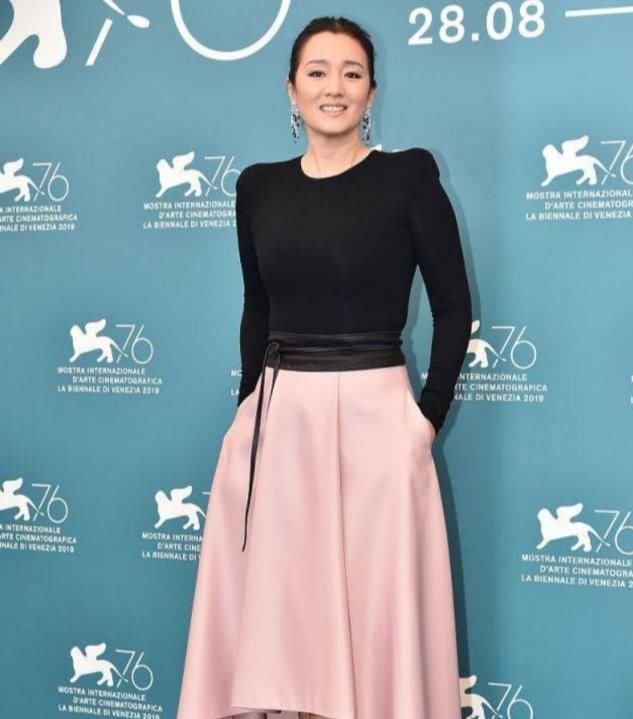 老公|巩俐穿“洞洞上衣”现身,55岁和大十几岁老公手牵手,越活越少女