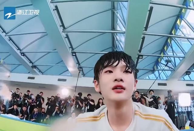  南遮|上跑男不允许染发？周震南遮金发的方式亮了，掉水里那刻笑出猪叫