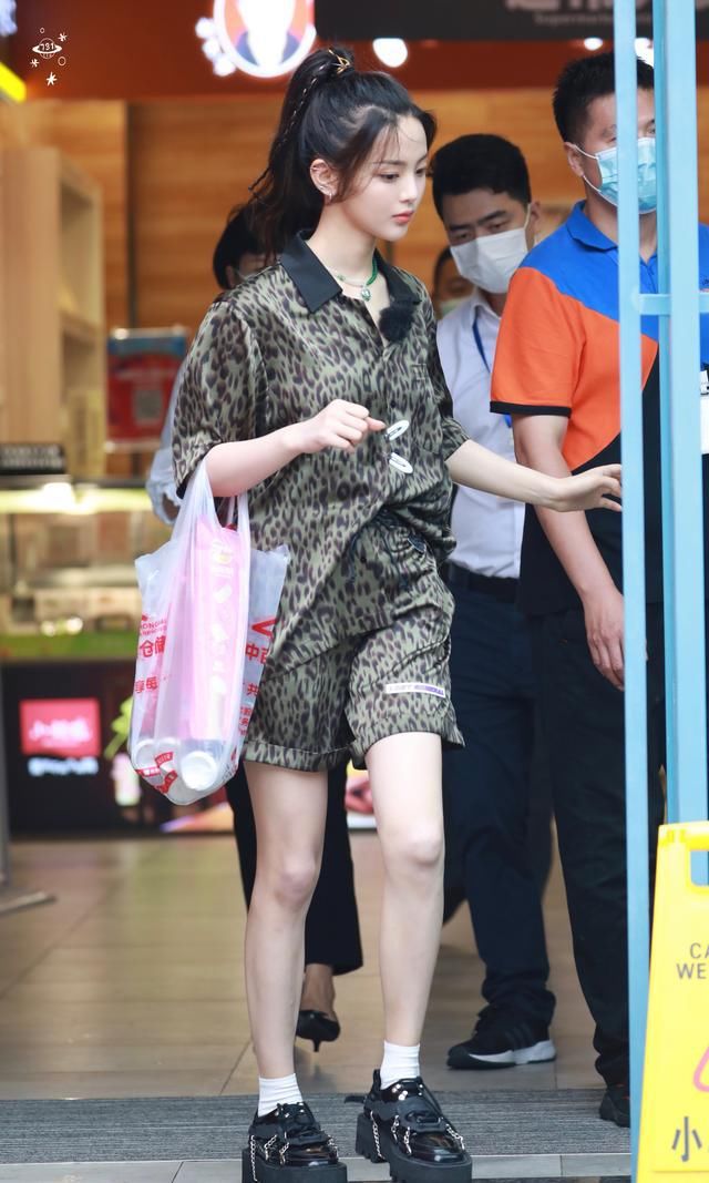  中餐厅|杨超越《中餐厅》路透造型大赏，有的休闲有的可爱，都超级好看！