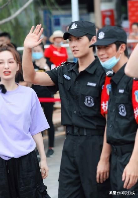  曝光|杨洋最新路透曝光，帅气坚毅俊朗有型，粉丝直呼最帅保安