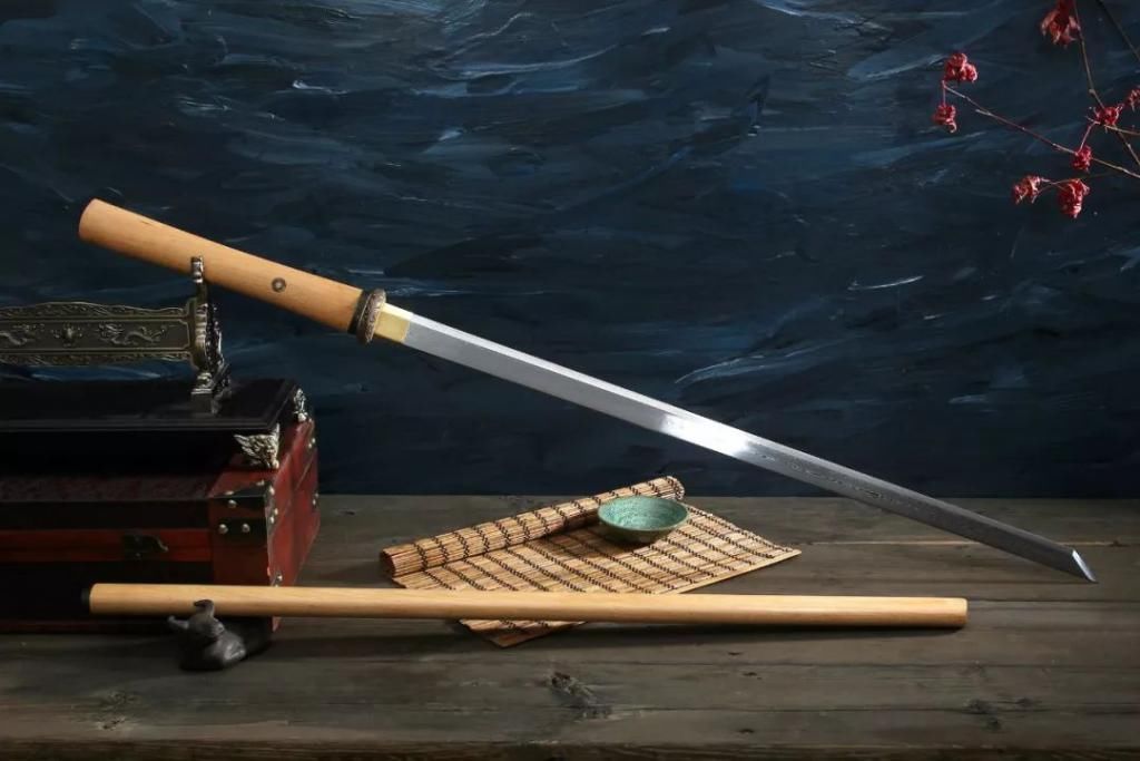 战场|从古代的战场利刃,到现在的杀伐利器,传统刀剑和现代短刀,你更喜欢哪种?