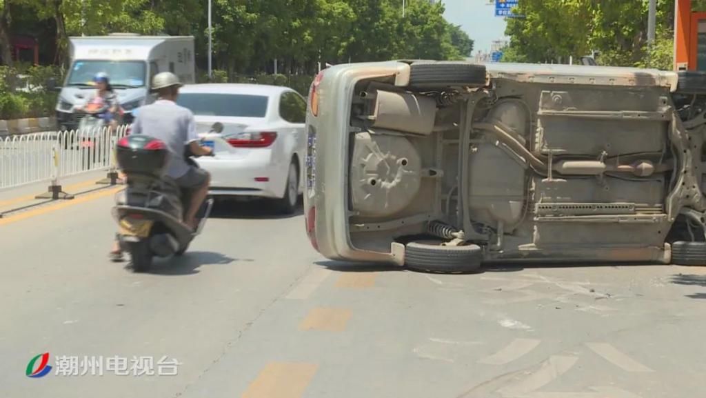  车主|绿榕北路一辆小轿车侧翻在机动车道上，车主一头雾水