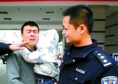  走散|小女孩与爸爸在商场走散，民警询问爸爸名字，听到回答忍不住笑了