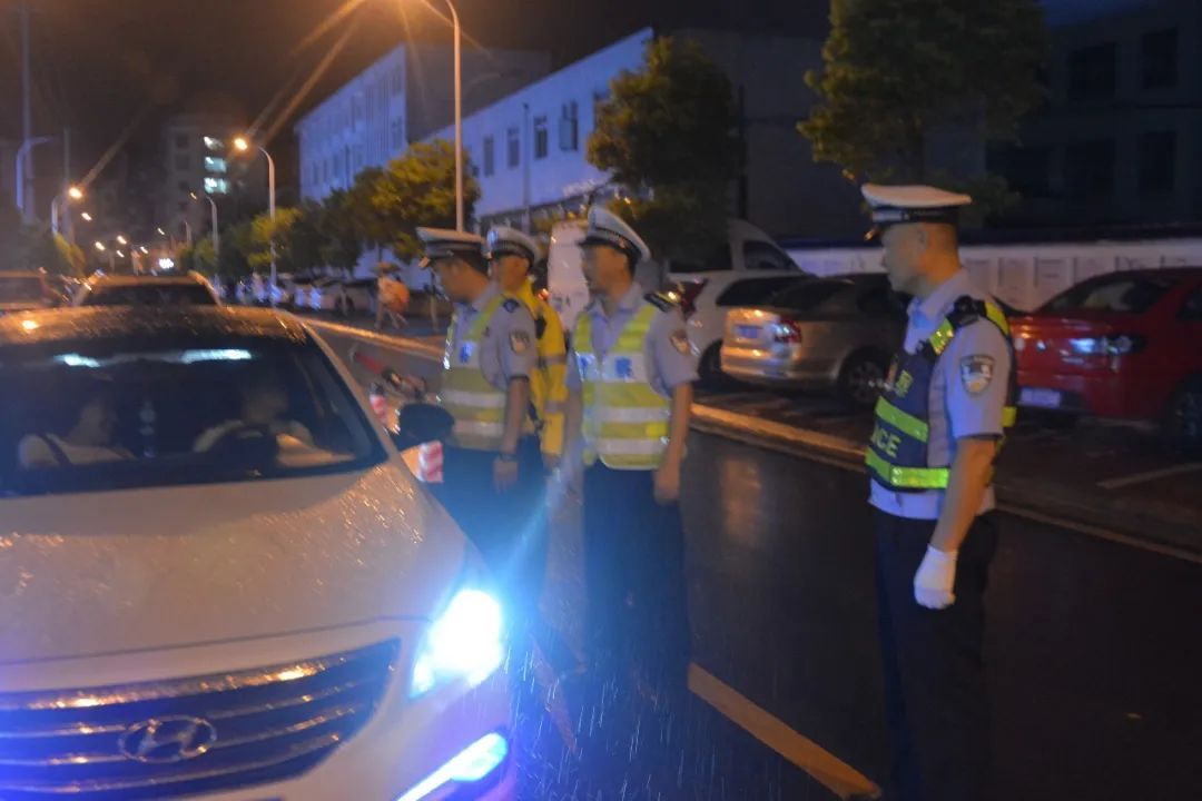  夹江|夹江交警冒雨夜查，查获酒后驾驶3起、无证驾驶1起