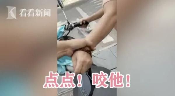 辅警|女子遛狗不牵绳…不但不听劝阻，还直接放狗咬人！