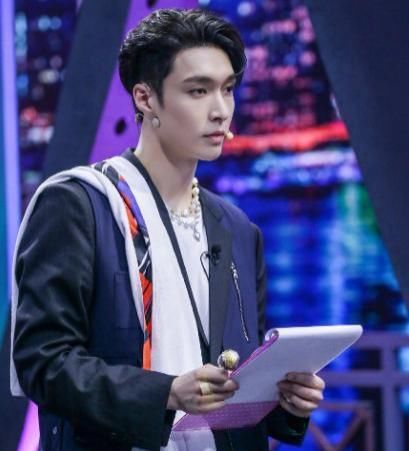  地板|张艺兴被老师大赞舞技，称将一同参加世界比赛，曾为练舞踏坏地板