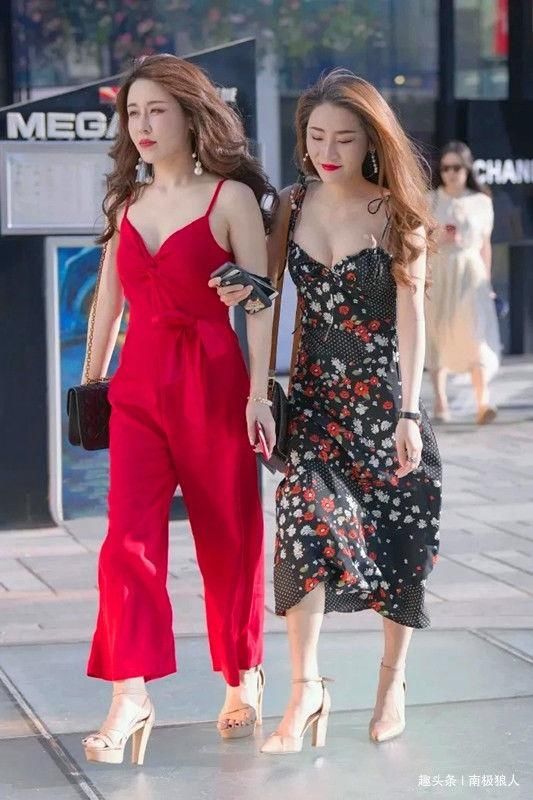  颜值|红花还需绿叶配，美女逛街闺蜜陪，哪一对才是街头的颜值担当呢？