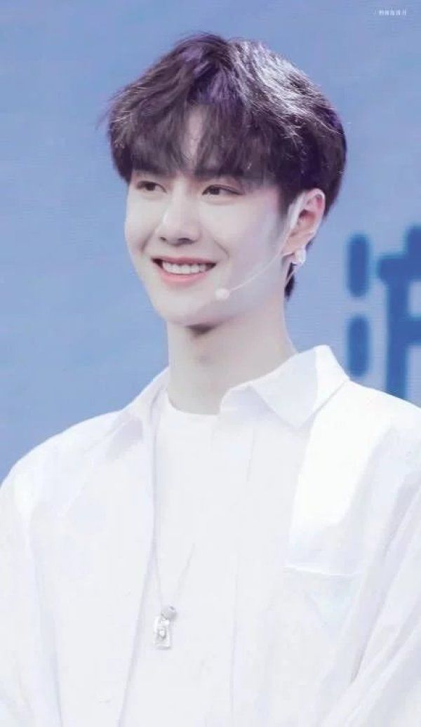  导致|王一博参与《冰雨火》禁毒短片的宣传 ，因“紧张”导致剧本掉落