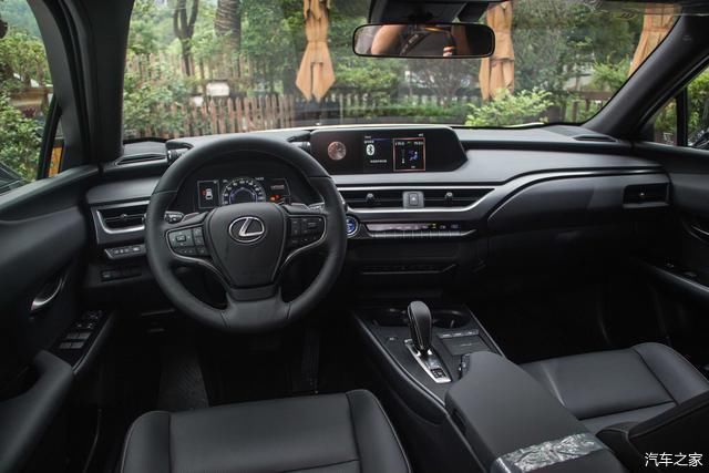  雷克萨斯UX300e|嫌特斯拉做工差？实拍雷克萨斯首款电动SUV 不仅豪华 还更便宜