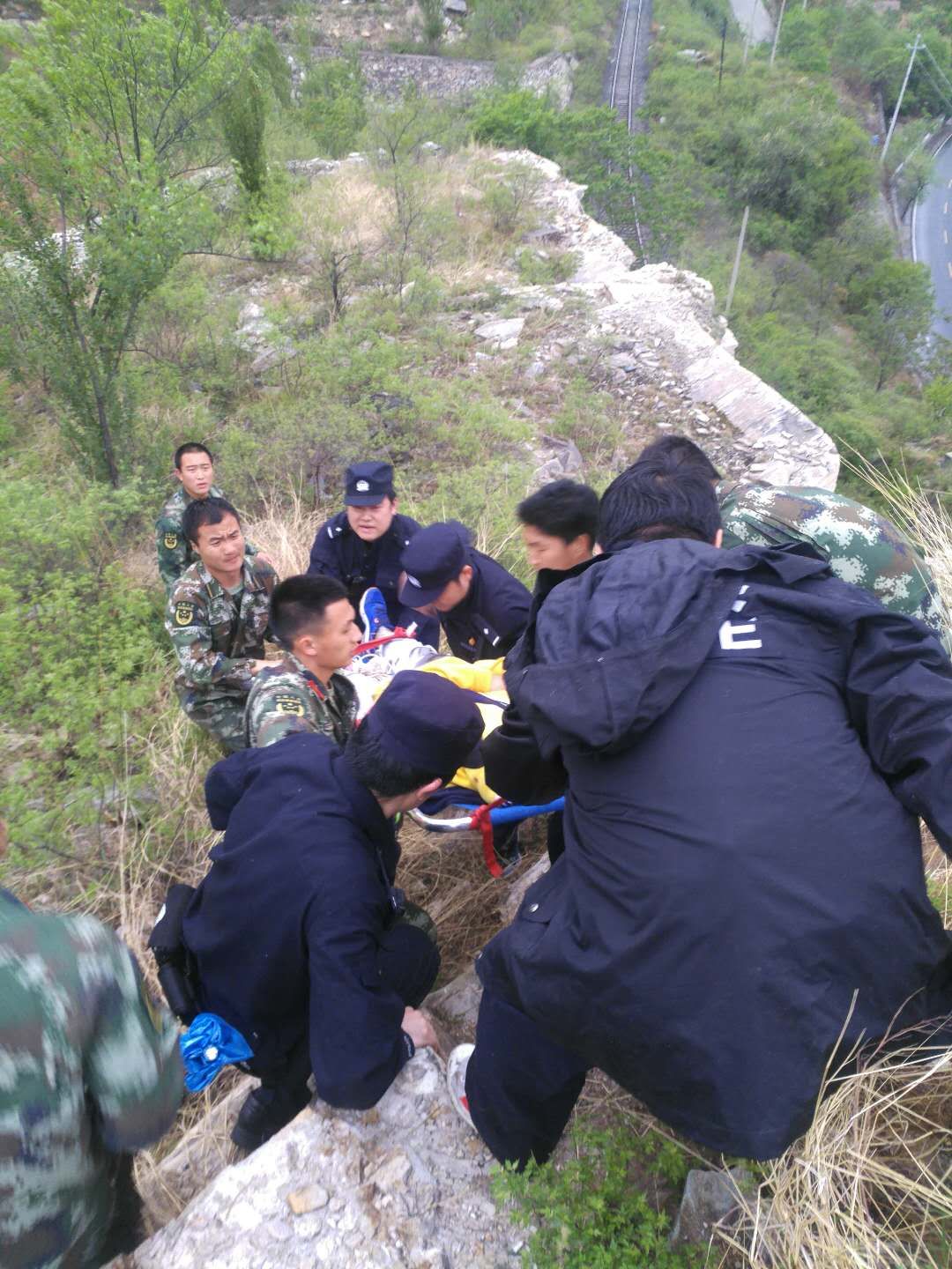 登山遇险|5年6人摔伤4人身亡，假期登山前请收好安全提示