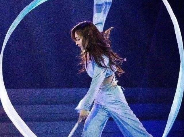  话题度|吴昕的腰有多细？在腰上缠两圈丝带，看清效果后：我羡慕了