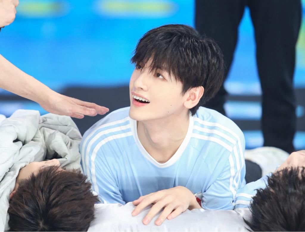  欢乐|快乐大本营欢乐时刻，周震南打嗝，粉丝：R1SE是没有偶像包袱的