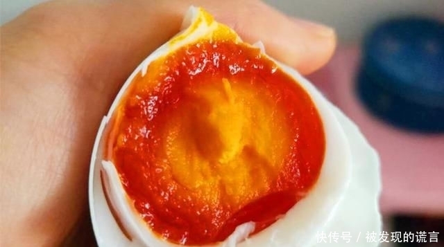 入味|腌鸭蛋时,别只加盐了!多加这2味,个个入味,起沙流油,特好吃