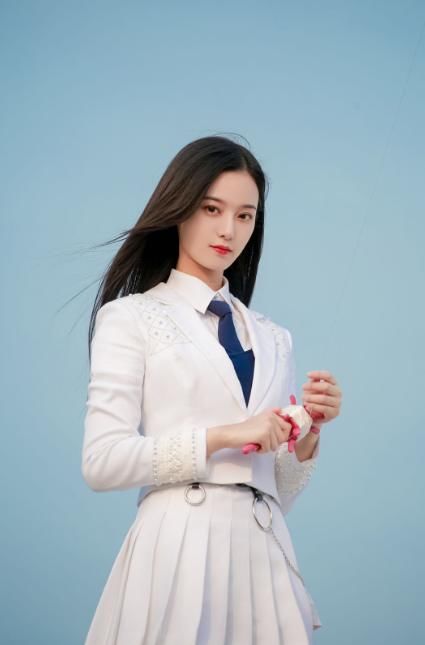  徐艺洋|创3庆功宴：鹿晗黄子韬有说有笑，而一旁徐艺洋的表情引人注意