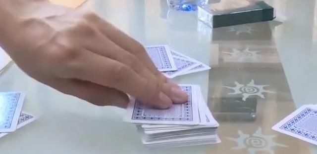 陷入|男子被邻居叫去打牌, 屡屡输钱没想到陷入骗局, 邻居: 我不骗他别人也会骗