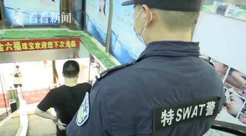 不料|男子乘电梯偷拍裙底 不料身后站着休班特警