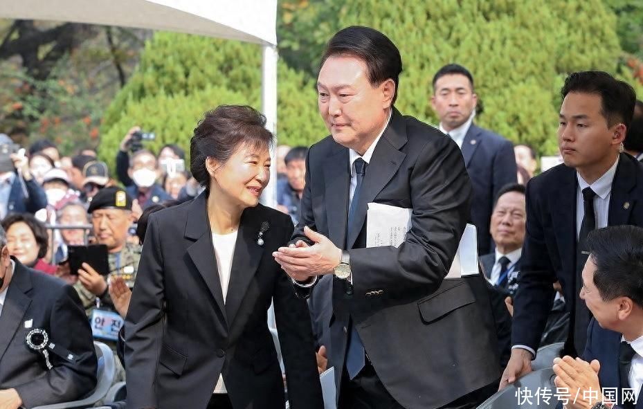 尹锡悦与朴槿惠出席朴正熙悼念仪式 韩媒：在任总统出席系首次