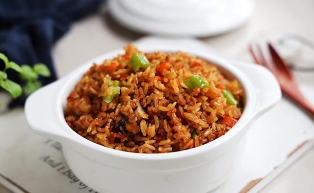  伏天|伏天别炒菜了，学会这个懒人焖饭，有菜有肉有饭，太适合懒人了！