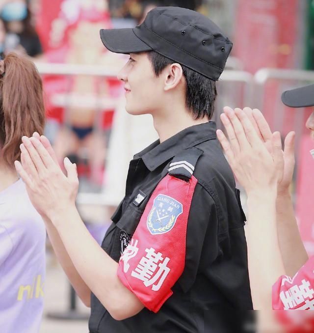  路透照|《元气满满的哥哥》路透，杨洋成最帅保安，站他旁边的女生我酸了