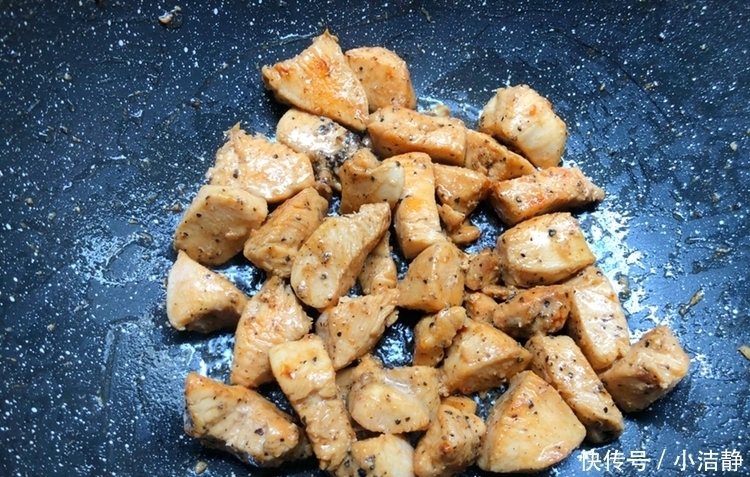 鸡胸肉|鸡胸肉别只会水煮,试试这个做法,香嫩美味,比牛排还好吃