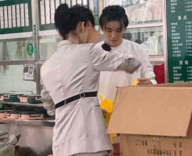  身高|王俊凯路拍生图曝光，失去十级精修效果后，这身高我没眼花吧