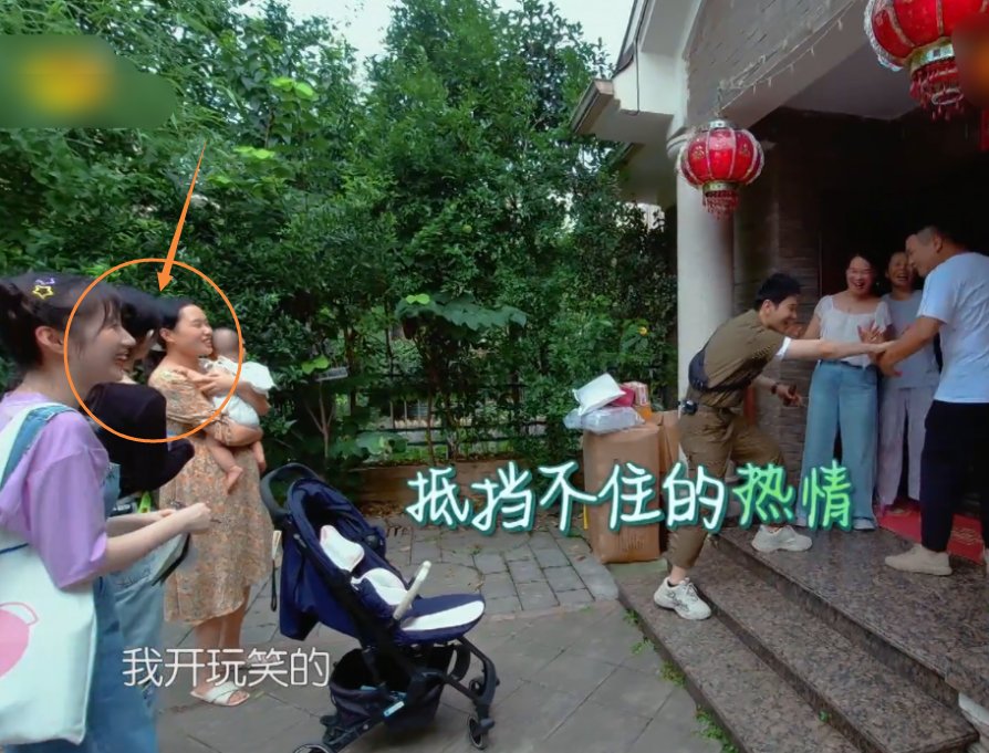  嘉宾们|黄晓明李浩菲都在专心揽客，赵丽颖却不一样，这举动我没看错吧