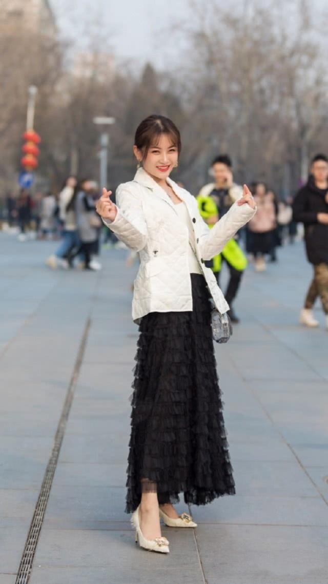 皮肤|街拍:美女皮肤白皙,身穿露肩牛仔裙,轻松秀出大长腿