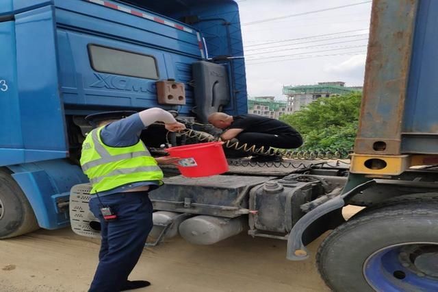  水箱|齐鲁交通烟台东厅收费站助货车司机抢修水箱