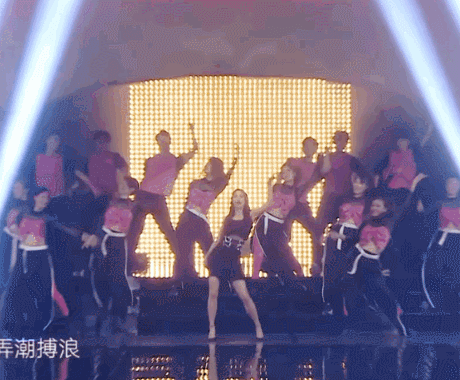  芒果|王霏霏芒果夜下楼梯摔跟头，站起来坚持表演，事后回应未伤筋动骨