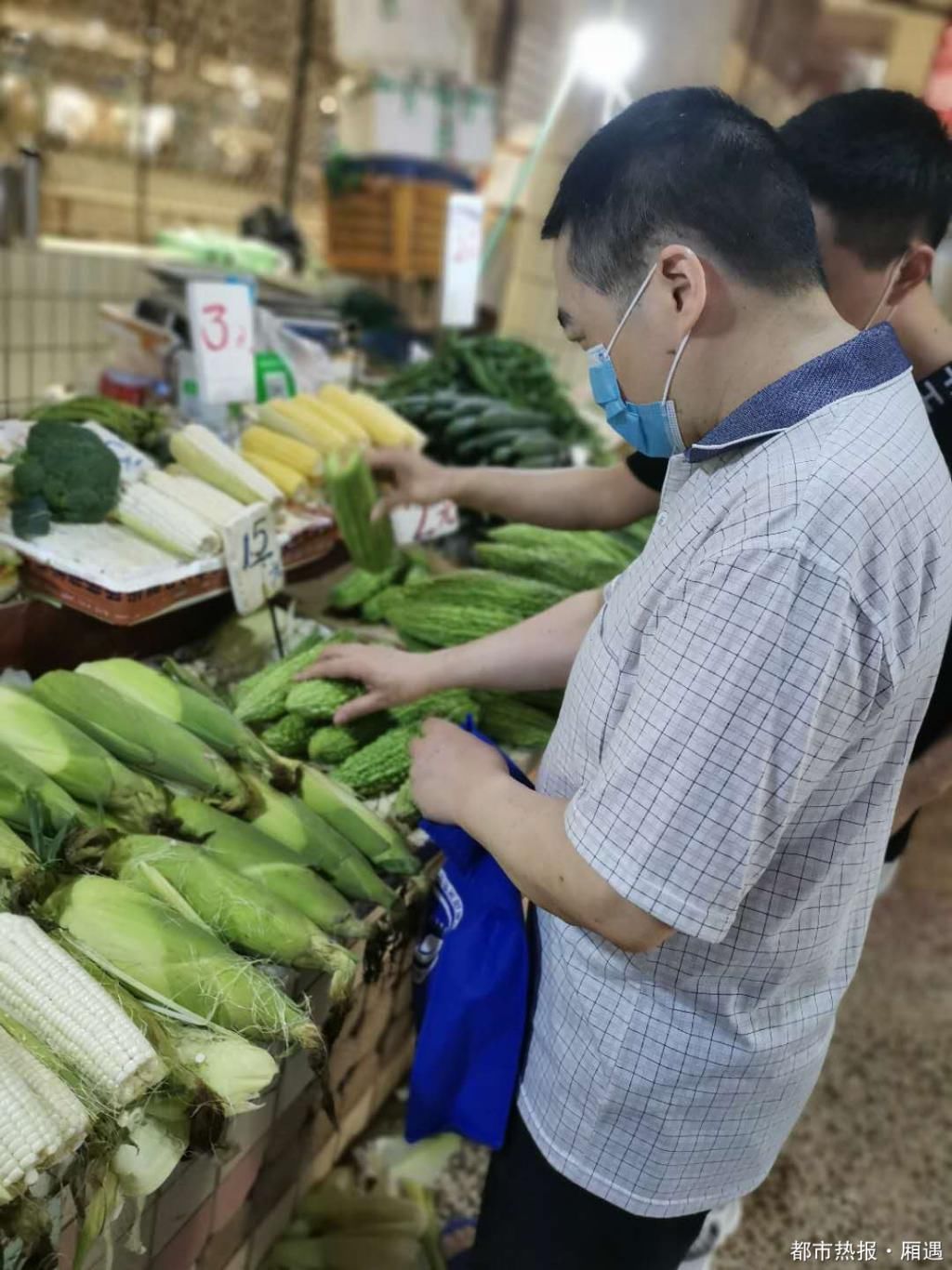  父亲|“希望能让我能看见点东西就好” 他担心病情严重了无法照顾年迈父母