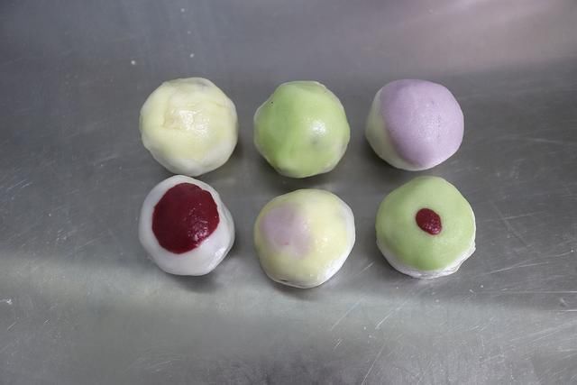 冷藏|不用烤箱的冰皮月饼,冷藏后比冰淇淋还好吃,包一包压一压就成形