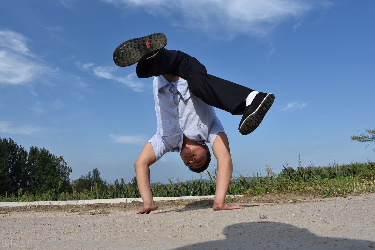 残障|1个残障小伙用手行走，却娶来1位漂亮姑娘，看他有啥本事