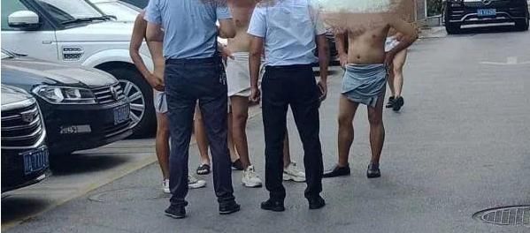 业绩|辣眼睛！数名男子当街裸奔，疑似业绩差被罚，钱和尊严哪个更重要？