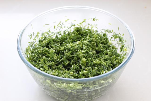  倍儿|此菜自带特殊香气，蒸包子口感一流，透白暄软倍儿鲜美，真解馋！