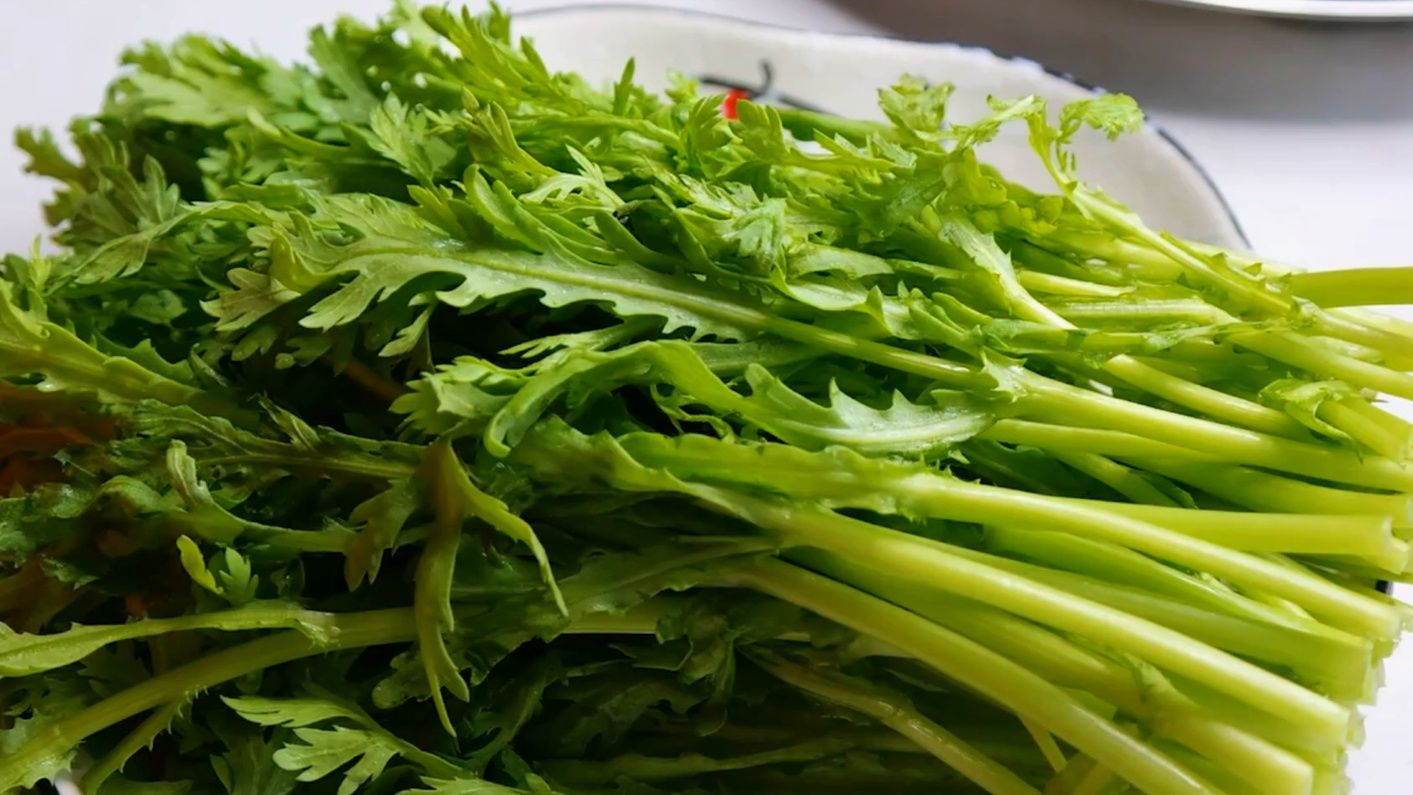 做法|茼蒿最好吃做法，简单一做，味道鲜美，拿大鱼大肉都不换