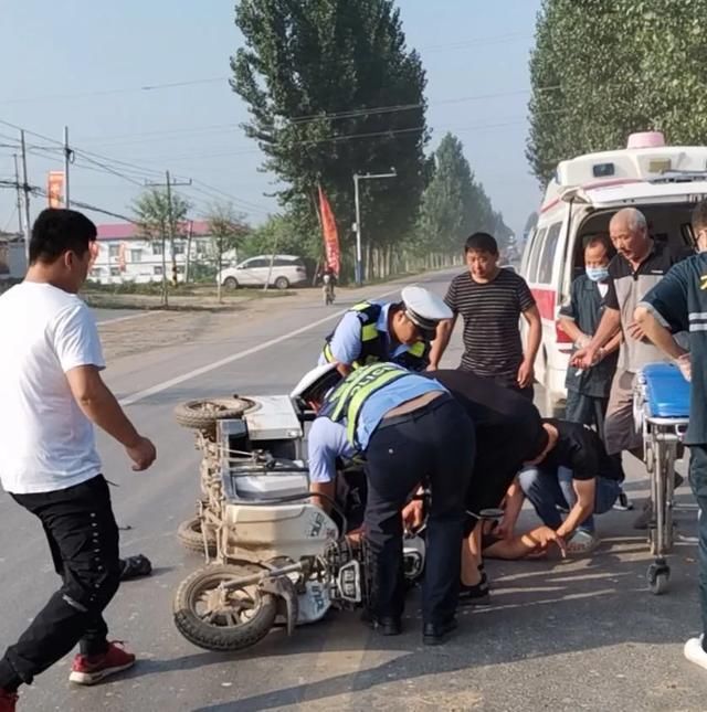 拉走|「一盔一带」未戴安全头盔,竟被民警抬上车拉走