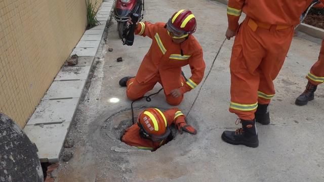  小朋友|4岁小男孩掉5米深下水道井 消防员井下上演“大营救”