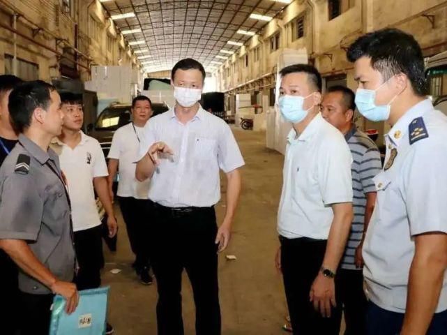  城管随手拍|一抬手，话费就到账！