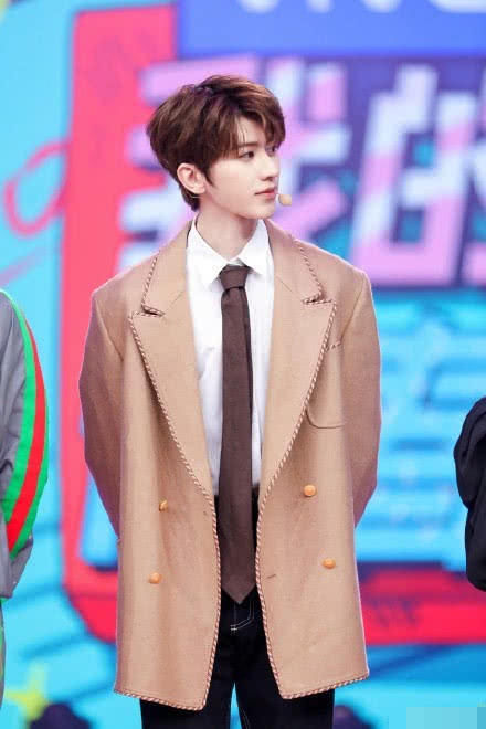  黯然失色|蔡徐坤Lisa舞台太炸，上《快本》创收视第一，宋威龙黯然失色