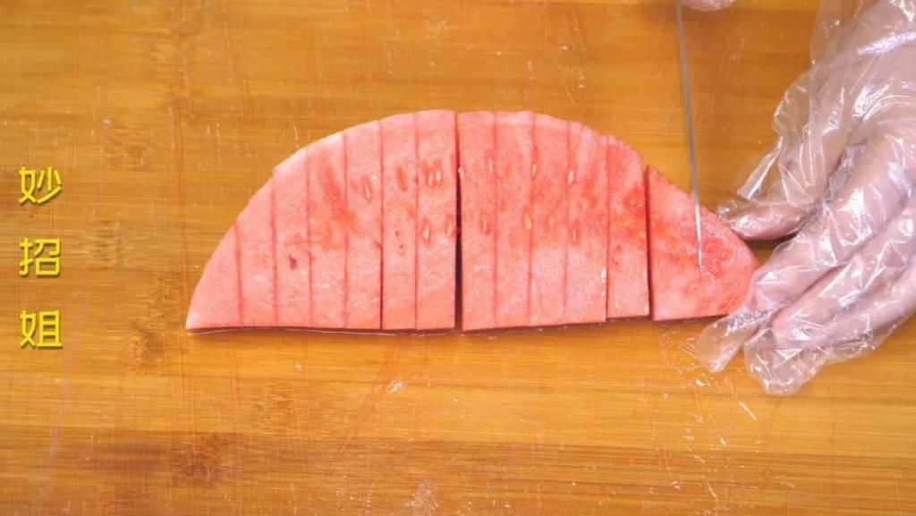  西瓜|用这个方法切西瓜，吃完不脏手不流汁，大家都夸好！