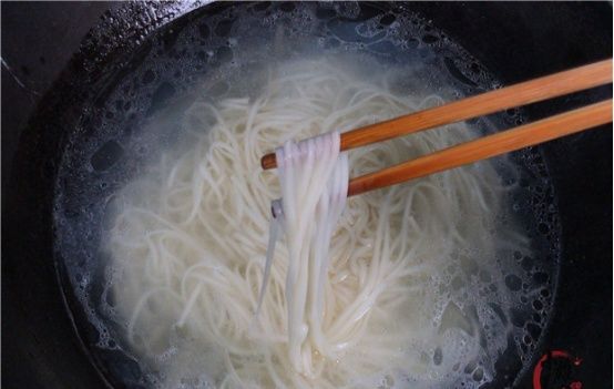  面条|煮面条时，开水下锅就错了，教你面馆的诀窍，3步煮出爽滑又筋道