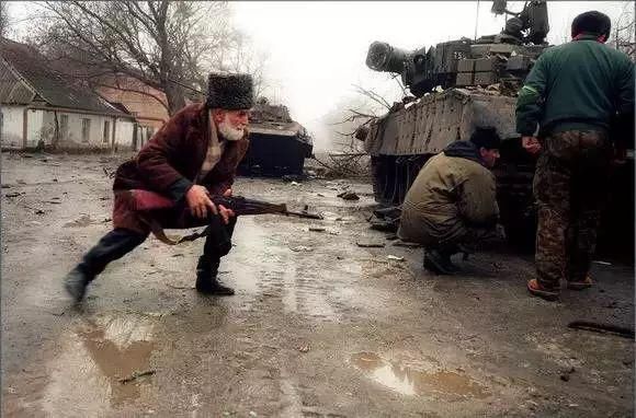 战争|淌满毛熊血泪的人间地狱:少见的真实血腥车臣战争图