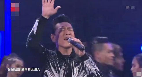  深情|818超级秀尴尬不断，王耀庆假唱亦深情，道具太差吴宣仪吃一嘴毛