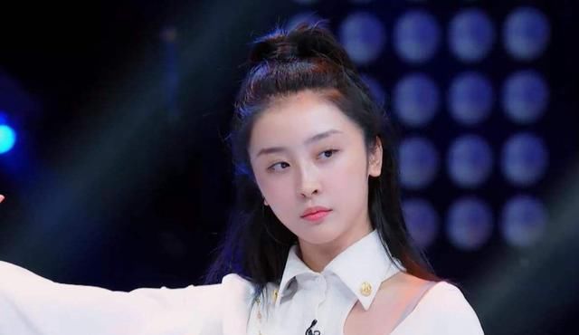  极限挑战6|赵小棠录制《极限挑战》怕晒“打伞”惹争议，被批不敬业！