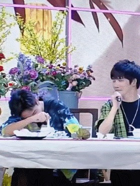 大张伟|天天向上王一博喝莲藕汤表情失控笑出皱纹,大张伟傻眼汪涵制止