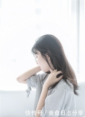  小姐姐|路人街拍，小姐姐选择了红色的露脐上衣，露出纤细的腰身更加迷人