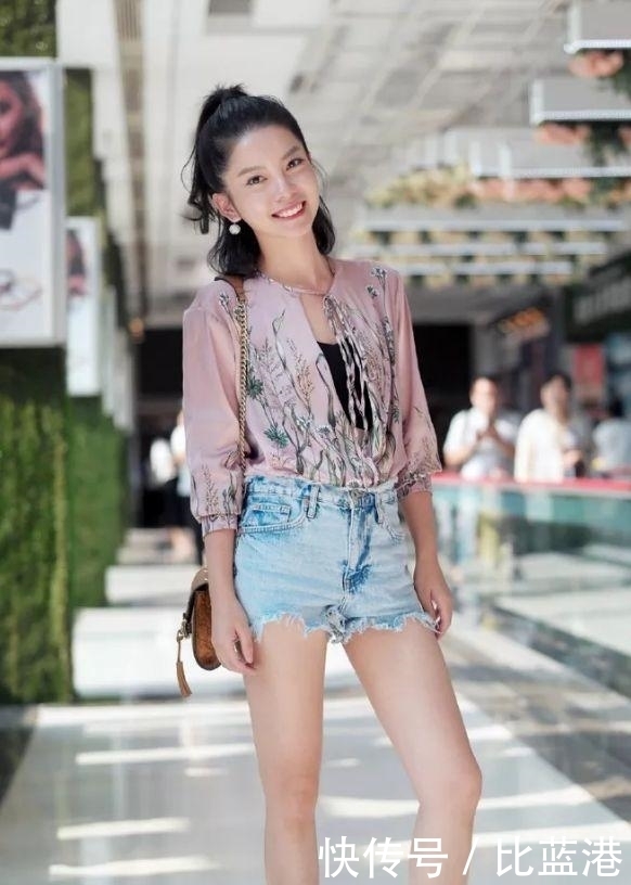  女人味|街拍：牛仔裤穿起来显腿有气质，搭配闲上衣，清爽而不乏女人味